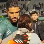 إيقاف حارس مرمى إيراني بسبب احتضان مشجعة