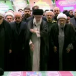 شاهد إيران تشيع إبراهيم رئيسي وخامنئي يؤم المصلين