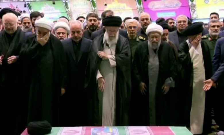 شاهد إيران تشيع إبراهيم رئيسي وخامنئي يؤم المصلين