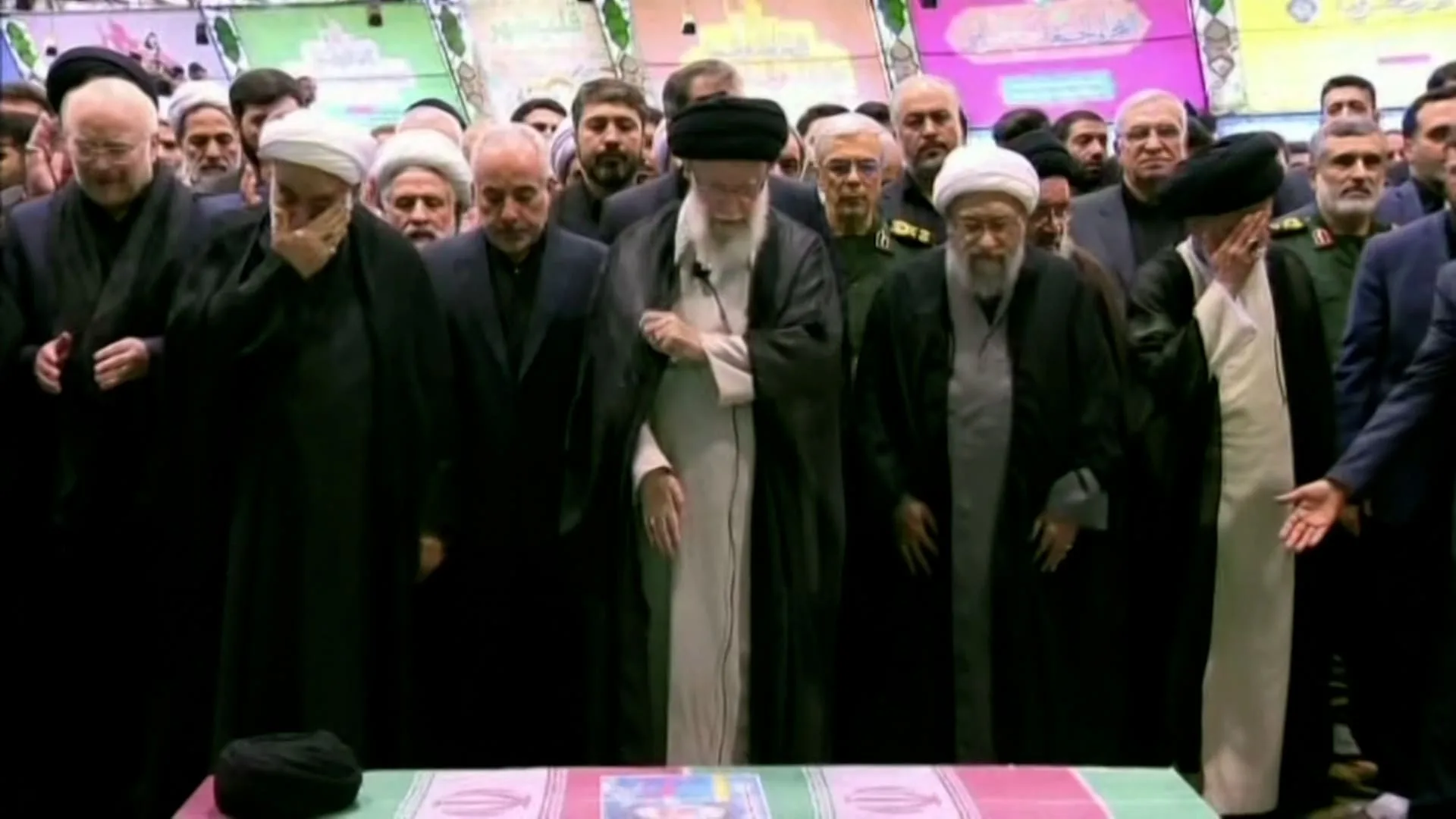 شاهد إيران تشيع إبراهيم رئيسي وخامنئي يؤم المصلين