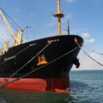 إجلاء طاقم سفينة تجارية بالقرب من ميناء نشطون اليمني بعد تسرب المياه إليها