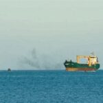 سقوط 5 صواريخ بالقرب من سفينة تجارية بدون أضرار في الحديدة