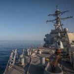 القوات الأمريكية تعلن تدمير زورقين مسيّرين وموقعي رادار للحوثيين