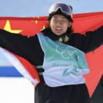 رياضي صيني يستعد للمشاركة فعاليات تزلج الألواح في أولمبياد باريس 2024