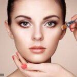 أساسيات المكياج النهاري الخفيف لإطلالة صيفية طبيعية ومنعشة