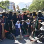 نساء تعز ينظمن حملة نظافة مجتمعية دعماً لصندوق النظافة والتحسين