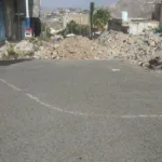 تكدس المخلفات في جولة الخزانات بصالة يهدد حياة المواطنين والسيول