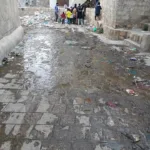 انفجار المجاري في حي الكوثر يهدد السكان بخطر الأمراض