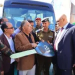 محافظ تعز يسلم حافلة لنادي الطليعة