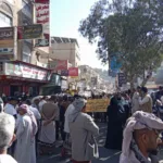 تعز .. موظفوا القطاعات الحكومية يتظاهرون احتجاجاً على سوء الوضع المعيشي