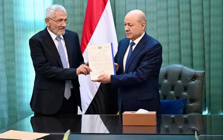 العليمي يعتمد قواعد تنظيم عمل مجلس القيادة والهيئات المساندة