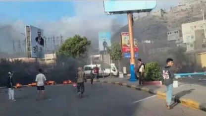 احتجاجات غاضبة في عدن وأبين تنديدًا بانقطاع الكهرباء وتدهور العملة