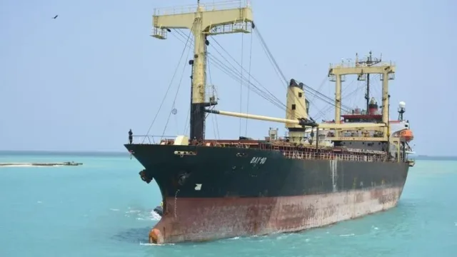 ميناء المخا يستقبل أول سفينة تجارية منذ 14 عامًا