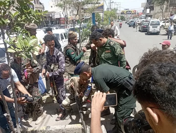 تعز: الأمن يضرب بيد من حديد.. “قصّ” أول سلاح غير مرخص