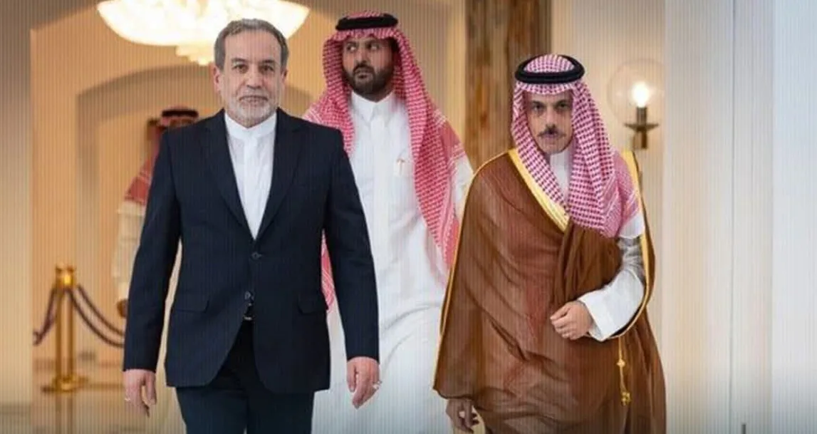 السعودية تعلم السياسة: مناهج دبلوماسية بالخط الكوفي المُذهب!