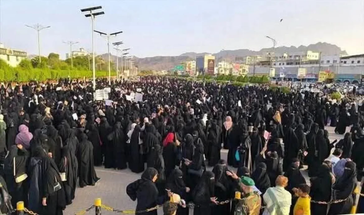 عدن تشهد احتجاجات نسائية متجددة بسبب أزمة الكهرباء وتدهور الأوضاع المعيشية