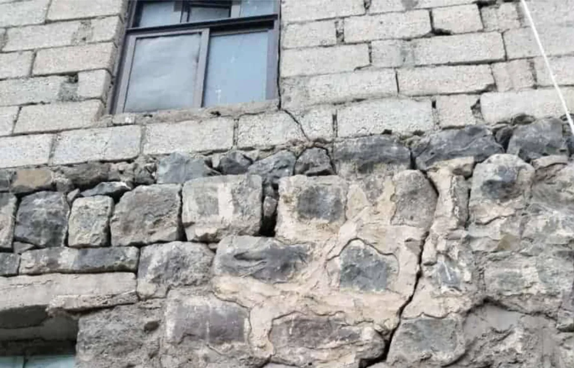 المواسط: خطر يتربص بالمنازل.. الأرض تنشق وتهدد حياة الأهالي مع كل قطرة مطر