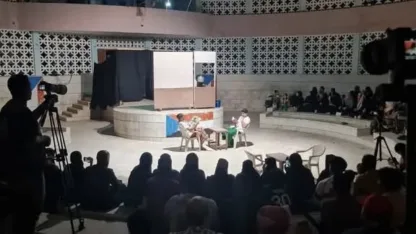 عدن: “أنا فنان”صرخة إبداع هزت مسرح عمال الجنوب بعدن