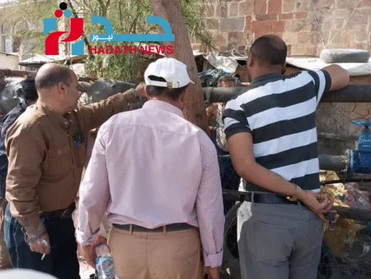 المعنيين من مسؤوليين مع عاقل الحارة أمام البئر