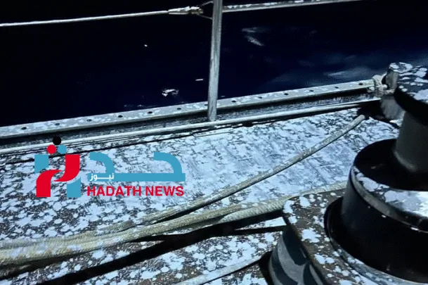 طائرة مسيرة اسرائيلة ترش طاقم السفينة بسائل كيميائي أبيض 