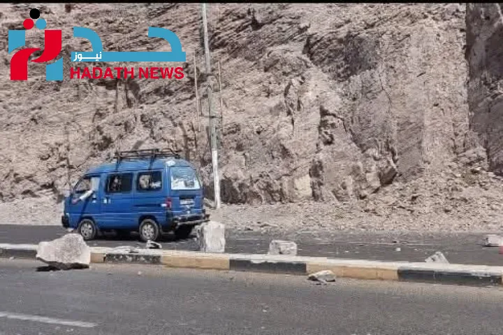 انهيارات صخرية تهز جبل شمسان بعدن.. ومناشدات بوضع حواجز حماية