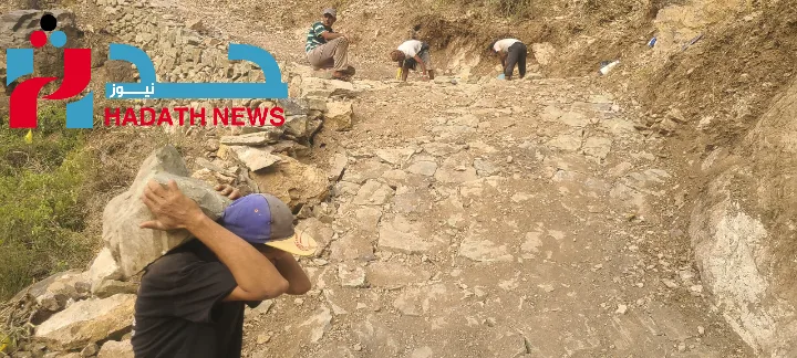 طريق "جبل مدار": شريان حياة جديد يكسر عزلة وصاب السافل صورة تظهر بعض العمال وهم يعملون على طريق " جبل مدار"