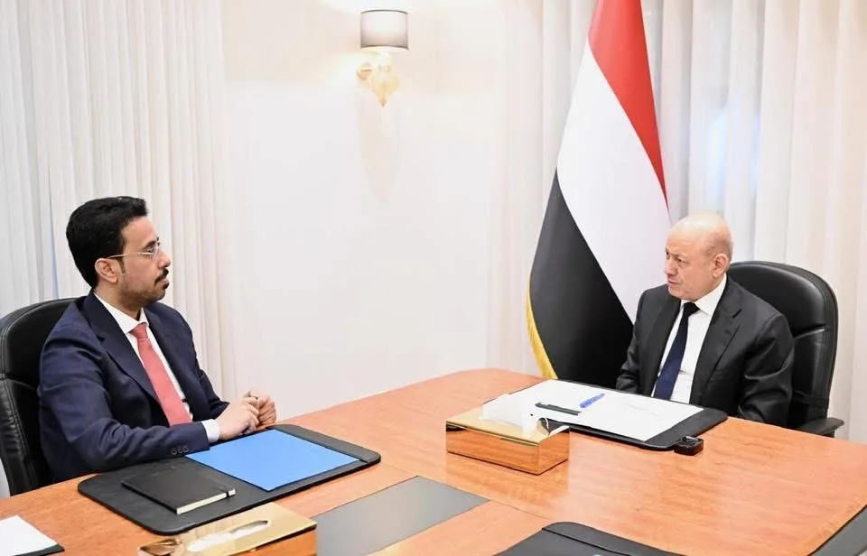 رئيس مجلس القيادة يؤكد اهمية نقل العلاقة...