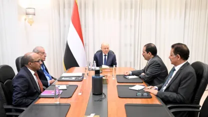 رئيس مجلس القيادة يرأس اجتماعاً حكومياً مصغراً في الرياض ويؤكد: لا إصلاح اقتصادي دون أمن وسيادة قانون