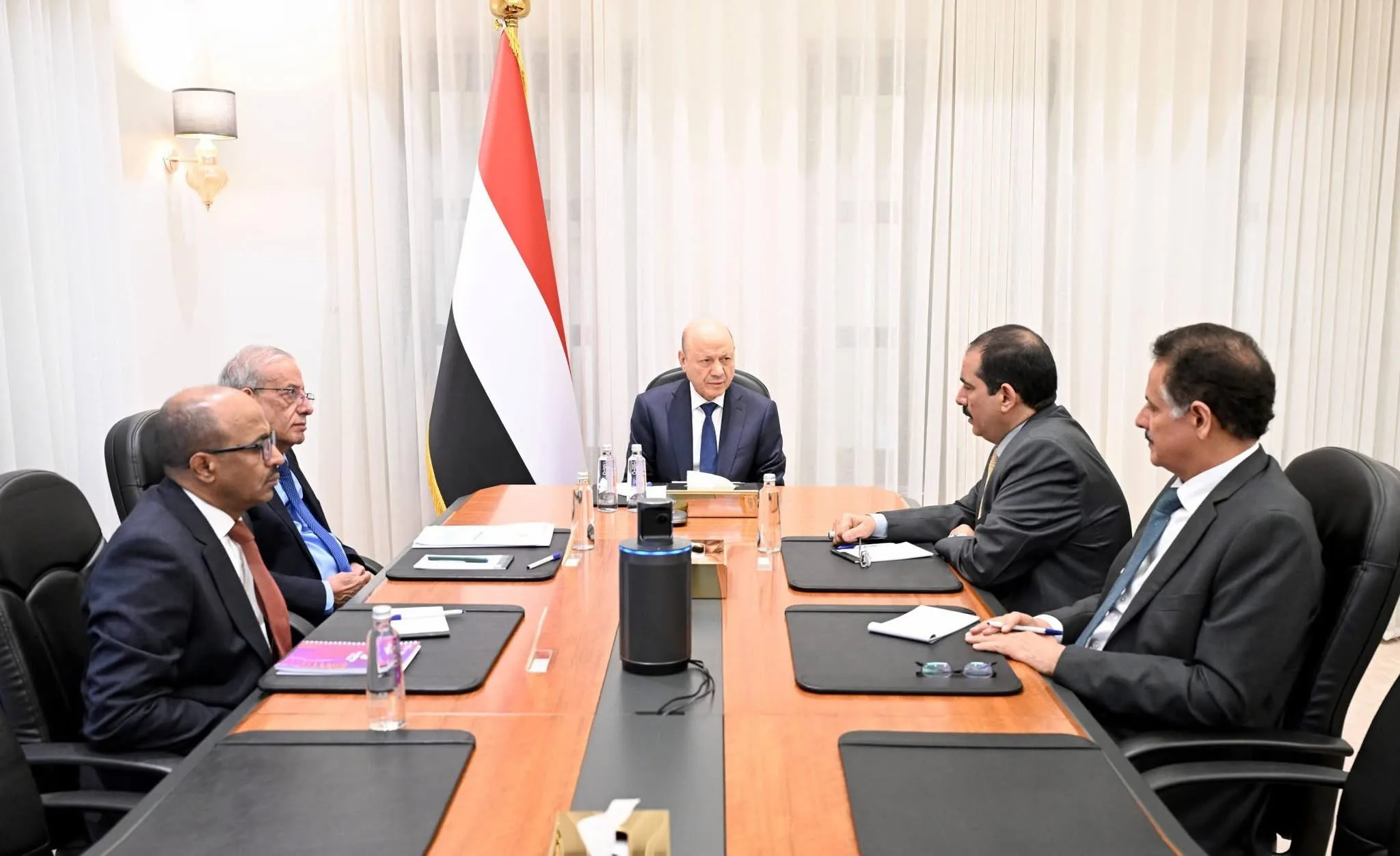 رئيس مجلس القيادة يرأس اجتماعاً حكومياً ...